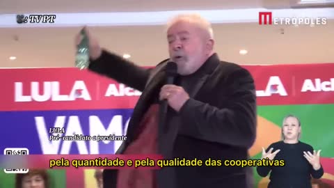 Fotógrafo tenta tirar garrafa de água das mãos de Lula e ex-presidente o repreende