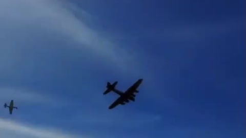 Fiery Mid Air Collision Between A Boeing B-17 An A P-63 Kingcobra Caught On Camera - Dallas Air Show