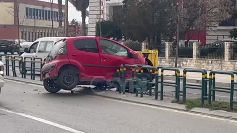 Citroën-i hipën mbi kangjellat e rrugës në Durrës