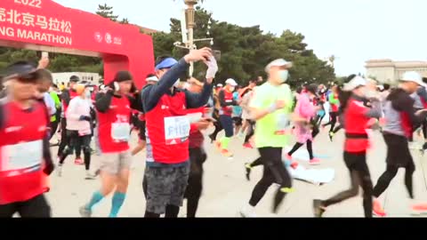 Thousands run in the Beijing Marathon