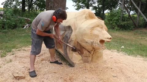 REAL SIZE WOODEN BEAR, amazing chainsaw wood carving