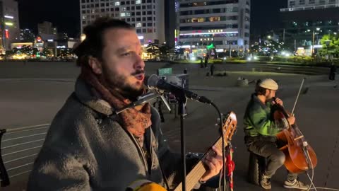 Artisti di strada in Corea incantano il pubblico con una canzone italiana - Jazz Market