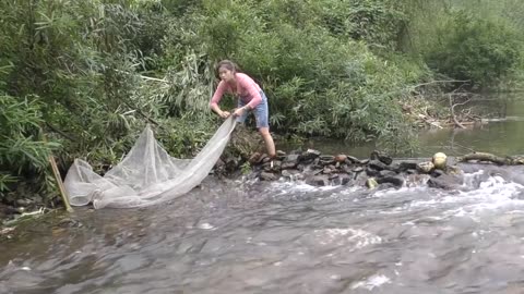 River fishing techniques, primitive technique | Build a fish trap net system, Survival skills Ep34
