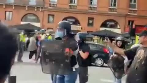 Affrontements à Toulouse entre policier et manifestant anti pass sanitaire