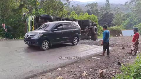 OFF-ROAD Hurdles Damage Road Cars Accident