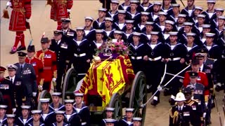 Dignitaries and crowds gather for queen's funeral