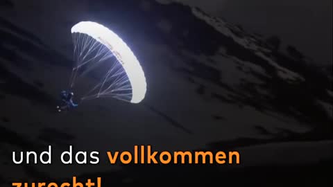 Atemberaubend_ Hier rast ein Paraglider mitten in der Nacht durch einen Gletscher