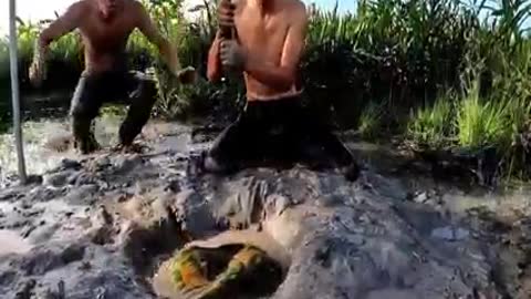 Watch how this guys found a GIANT CARNIVOROUS fish in a 100 meter deep hole.