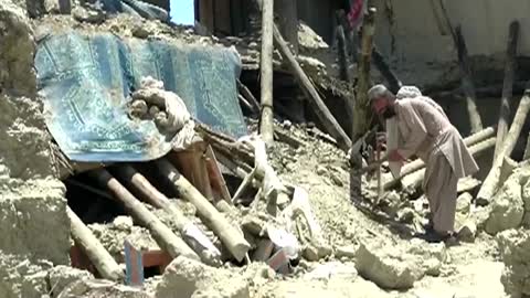 Quake-hit Afghan villagers clamour for aid cards