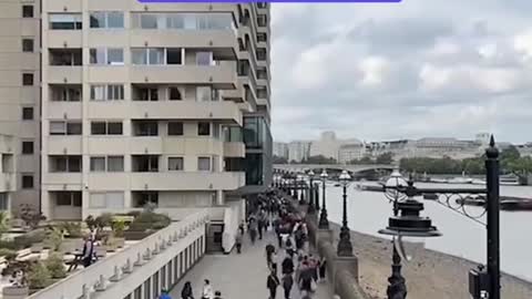 The line to see the Queen's coffin is now over 4 miles long