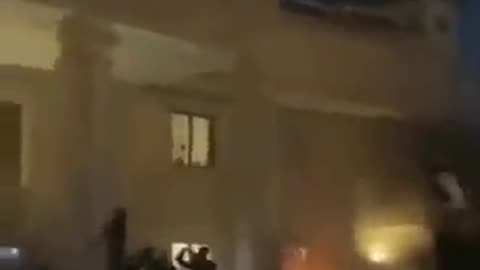 Manifestantes invadem embaixada sueca em Bagdá em protesto contra queima do Alcorão