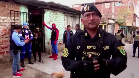 Policías con DISFRAZ de SUPERHÉROES hacen redada ANTIDROGAS en Perú | EL PAÍS