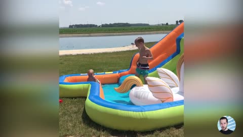 VIDEOS OF CHILDREN PLAYING WATER SLIDES ARE VERY FUNNY