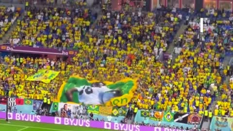 Jogadores e torcedores do Brasil prestando homenagem a Pelé enquanto Neymar trouxe este banner