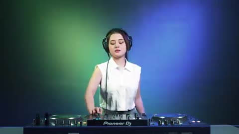 DJ BREAKBEAT TERBARU FULL BEAT TINGGI DJ AYUDIA PUTRI