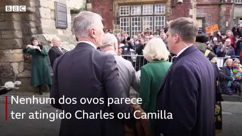 Manifestante atira ovos contra rei Charles