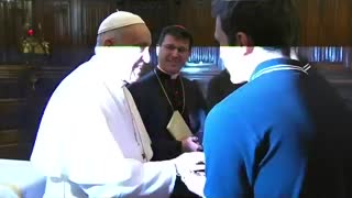 Papa Francisco evita que le besen su anillo.