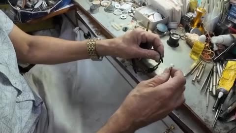 A indian man repair foreigner off watch... amazing video