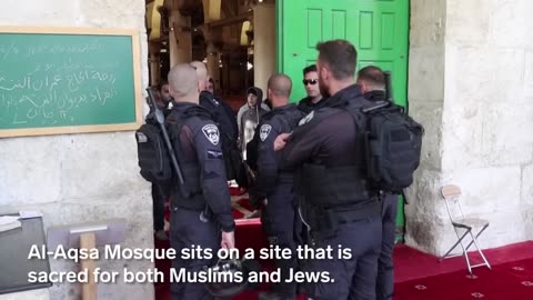 Dramatic Video Shows Israeli Forces Storm Al-Aqsa Mosque | Insider News