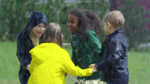 Crianças brincando na chuva
