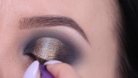 Black Smokey Cut Crease with Touch of Gold Tutorial