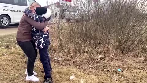 Mother reunites with children at Ukraine border