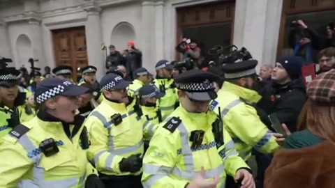 Tommy Robinson arrested by MET police in London 👀