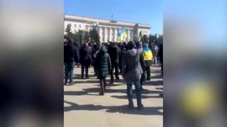 Ukrainians protest occupation in Kherson as Russian troops watch