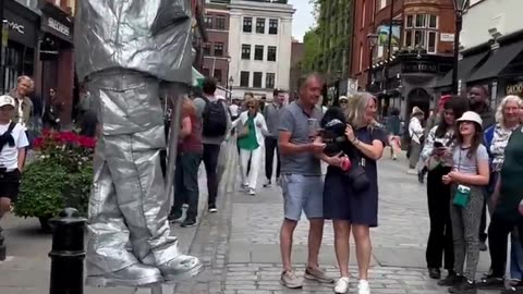 Captures that makes you laugh with Silverman statue on the streets of London. #streetart #foryou