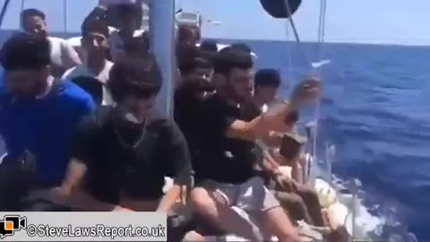 migranti in arrivo dalla Turchia buttano in mare i documenti.