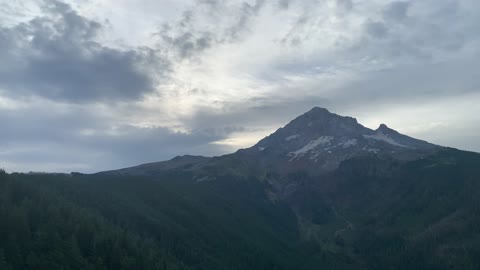 Oregon – Mount Hood – Ominous Grey Clouds Framing Gorgeous Mountain Peak – 4K