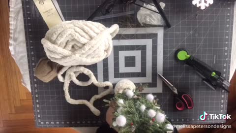How I Decorated my Tabletop Christmas Tree with yarn Shorts
