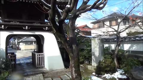 JAPAN TRAVEL GUIDE-Temple Floating in Lake