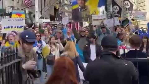 Cantano il nome del battaglione nazista Azov durante una manifestazione che si è tenuta sabato(ieri,ndr) a sostegno dell'Ucraina a New York negli USA e si può sentire come i partecipanti alla manifestazione abbiano cantato "Azov"