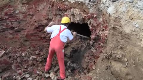 MUD FLOOD - a brick underground corridor discovered under Amsterdam