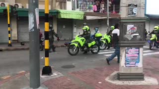 El Esmad se enfrenta a un grupo de motociclistas en el Centro de Bucaramanga.