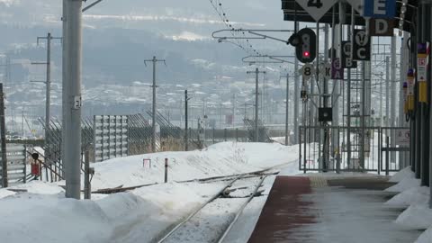 Dual Diesel cars pulling into Shin-Hakodate station