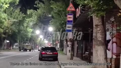 Imágenes de un tiroteo en Kherson en lugar de fuegos artificiales el Día de la Ciudad. La gente de