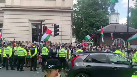 London right now as patriots and Jews face off with pantifa and pro Palestine