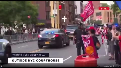 🚨 Người dân New York đang hô vang "CHÚNG TÔI YÊU TRUMP!" khi đoàn xe của ông rời tòa án...