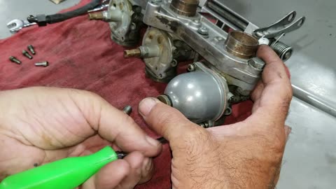 1974 Triumph Trident restoration Part 12, A carb problem & installing extended primer buttons