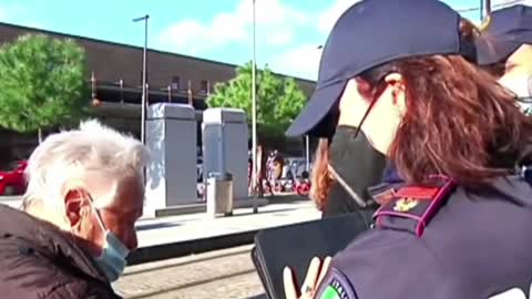 Firenze Italia Poliziotti vietano l'accesso sul bus ad anziana 90enne