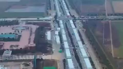 CHINA, HENAN-COVID-QUARANTÄNELAGER,DIE EINE AUTOBAHN FÜLLEN/COVID QUARANTINE CAMPS,FILLING A HIGHWAY