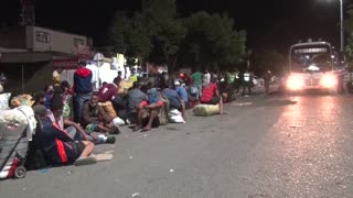 Unos 800 venezolanos atrapados en frontera con Colombia al volver a su país