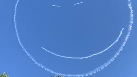 Pilots make giant smiley face in the sky