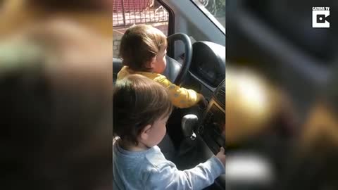 Adorable Twins Use Teamwork To Trash Daddy’s Car Vouga