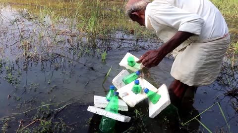 Fishing video || Grandpa taught me to fish in a completely new way with plastic bottles || New trap