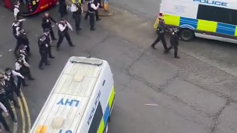 🚨BREAKING: Eritrean rioters armed with long sticks attack the police in London