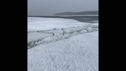 Ice fishermen end up stranded as ice breaks away 😱