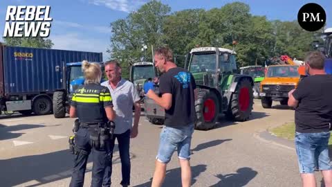 Dutch Farmers Convoy: Police give cookies to farmers (July 13, 2022)